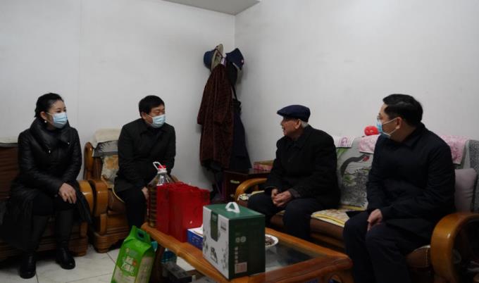 J9集团委党委委员、副主任任兴文春节前夕带队走访慰问J9集团集团老党员