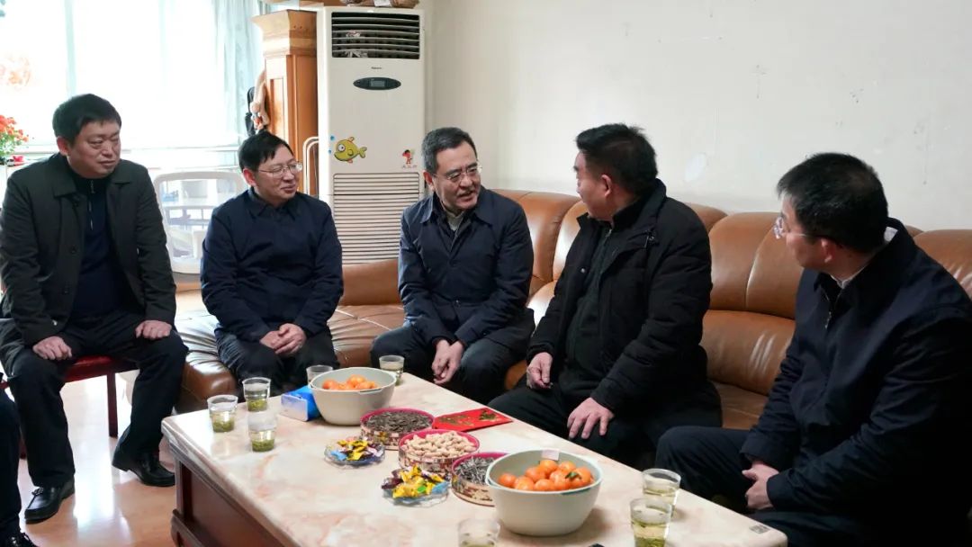 J9集团委党委书记、主任冯文生等辅导走访慰问省J9集团集团老党员、老干部