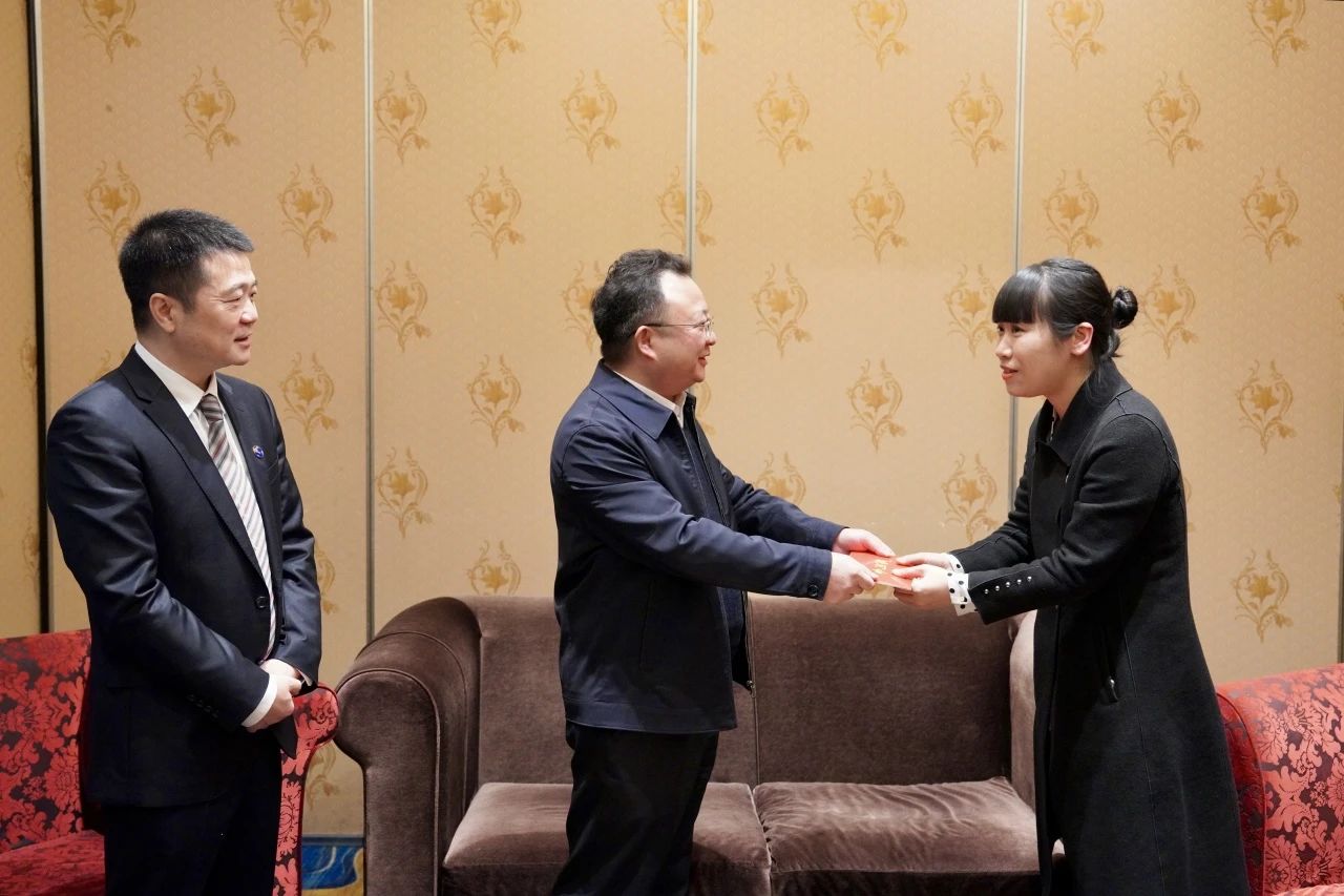 J9集团委党委委员、副主任何政一行走访慰问省J9集团集团生涯难题党员