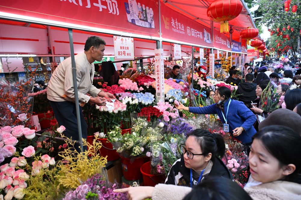 从“一季红”到“四时火” 场景创新激活消费动能