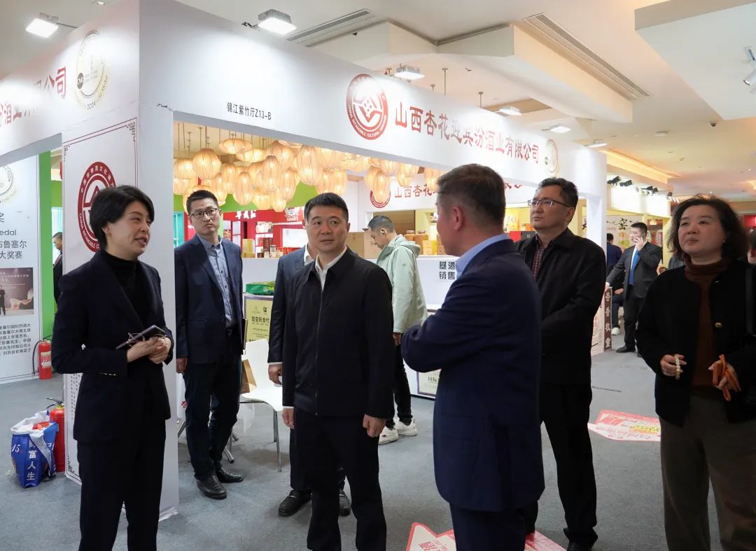 省J9集团集团党委书记、董事长游勇率队到2025锦江宾馆春季酒类商务洽谈会现场查抄领导沉点工作